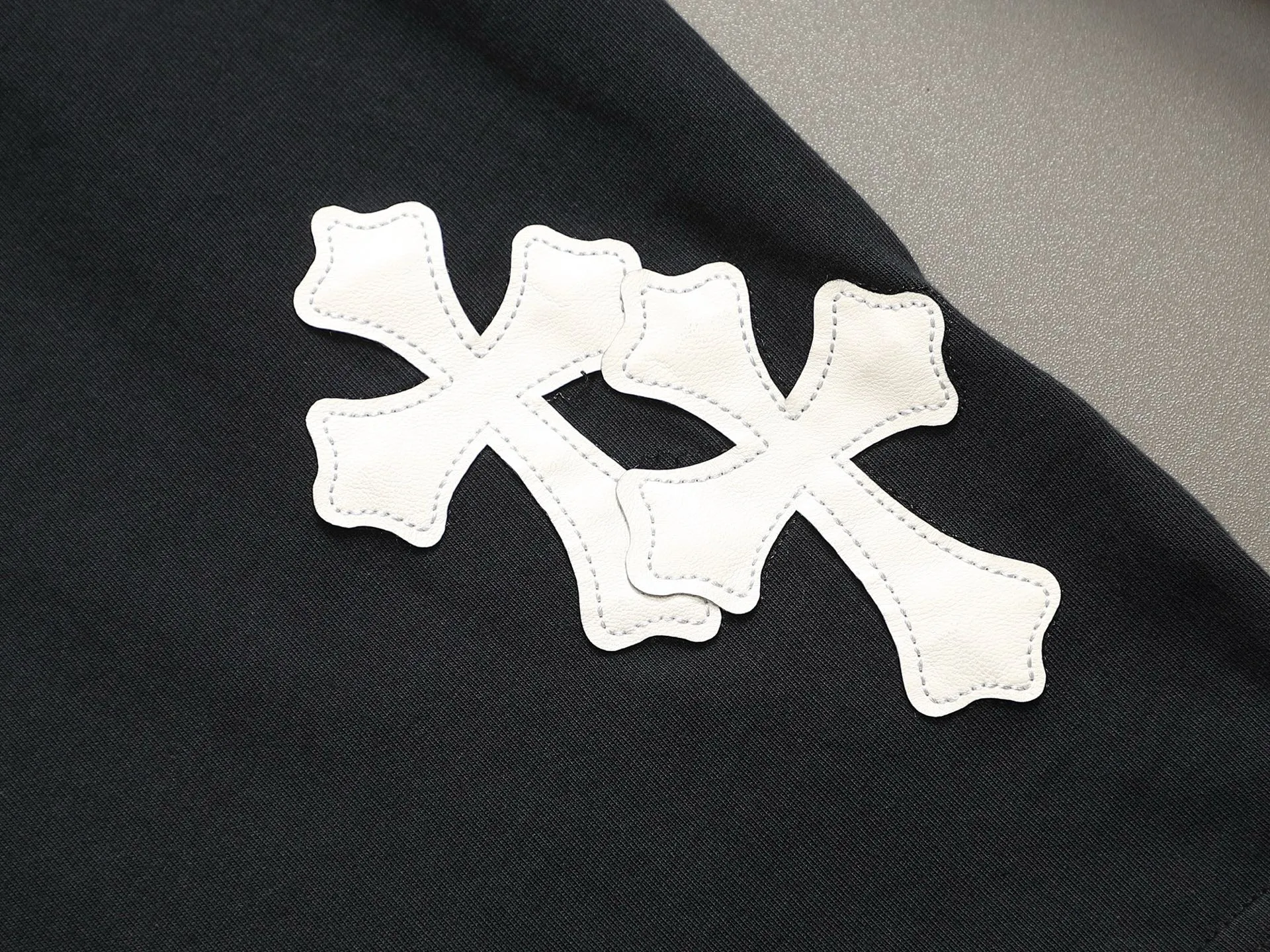 🅿️220 Chrome hearts ch Chrome hearts cross leather short-sleeved T-shirts. Large version. Loose and stylish. The difference is the low version, the slim version, the upper body and the crotch. 100% commitment: top quality, not fast food. The highest version on the market. Top quality, 320 grams. 26 custom-dyed double yarn cotton, same style for men and women, complete with three standards. Color: black, purple, khaki, brown Size: XS-L Size chart: